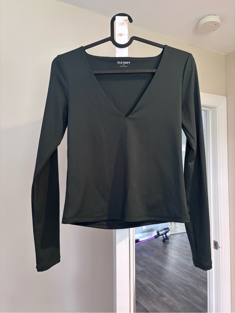 Old Navy Women's Deep V-Neck Long Sleeve Top in Black